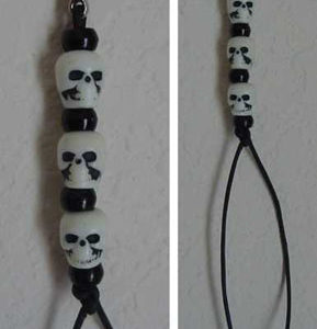 3 Skulls White Zipper Pull